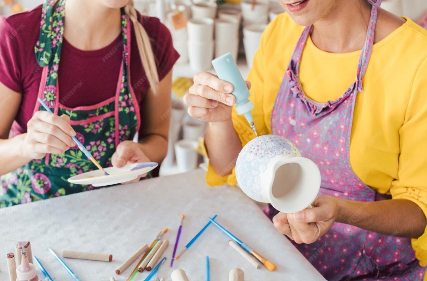 Personas creando artesanía en un taller